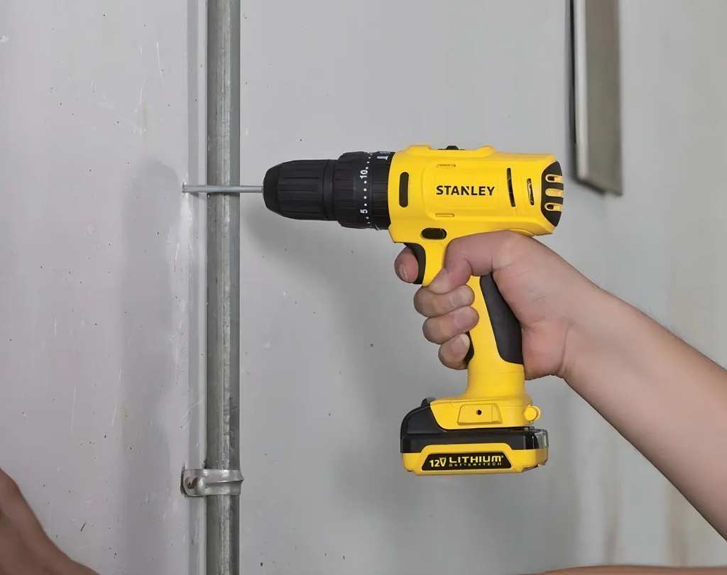 Taladro Percutor Atornillador Inalámbrico De 10mm Stanley Sch12s2k + Accesorio Con Maletín De Transporte Amarillo